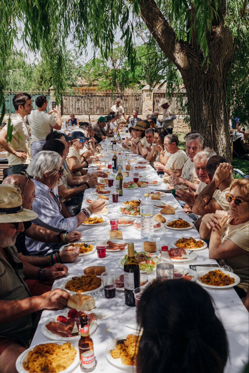 Daviddcoba's tweet photo. Se me olvidó compartir por aquí que este domingo, la última trashumancia de los Hermanos Pérez de Navabellida (Soria) salió en @elpaissemanal. Junto a la Mancomunidad de Tierras Altas (@TierrasAltasSO), haremos lo posible para que sigan pasando ovejas por la ciudad de Soria. https://t.co/UFxhOwr6JD