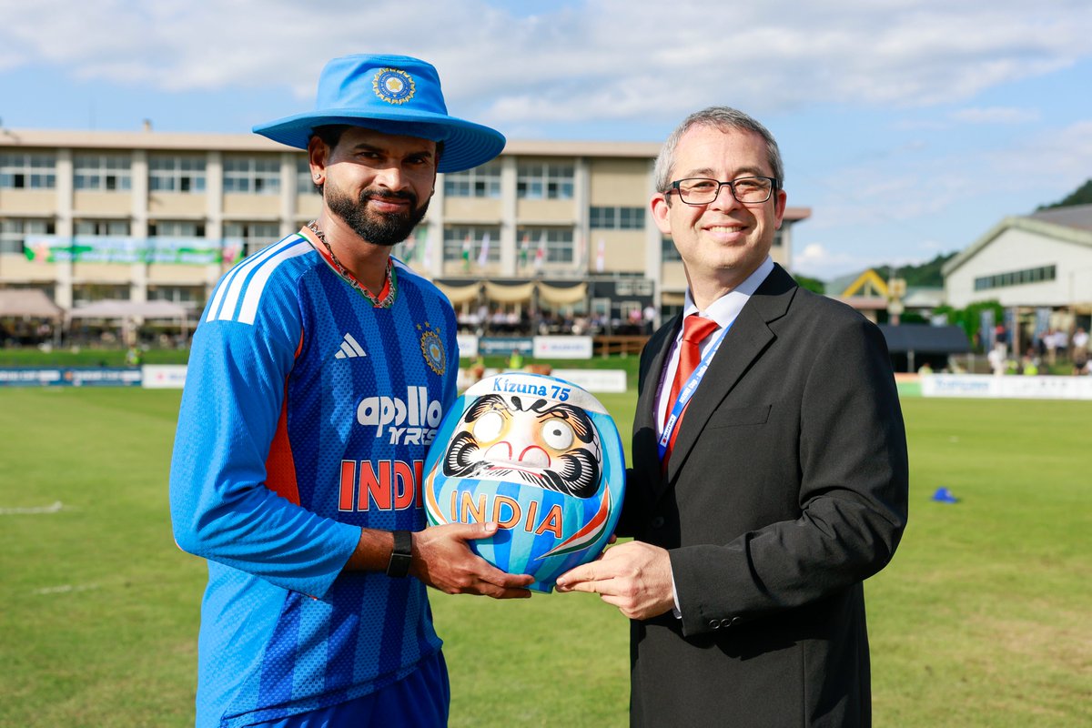 BCCI's tweet photo. A special start to a historic clash 🤝

Beautiful scenes at the toss as #TeamIndia Skipper @ShreyasIyer15 is presented with a special memento to commemorate the 75th anniversary of India-Japan diplomatic relations 🇮🇳🇯🇵

#TeamIndiaInJapan | @CricketJapan https://t.co/bv4JiIdaMi