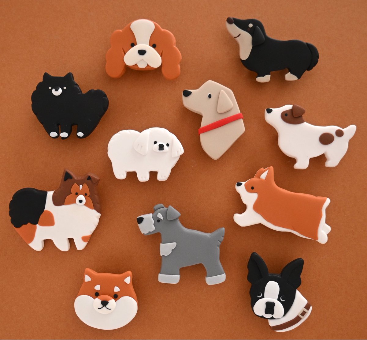 SHIKKA_HANDMADE's tweet photo. 来月、博多阪急さんで開催されるイベント『Doggy PARK』に今年も出品します🐾
樹脂粘土で制作しているブローチのほか、アクリルキーホルダー、ステッカー、ポストカードも並びます✨
メインは犬モチーフのものですが、今年は猫・うさぎ・小鳥の作品も少しご用意いたしました。ぜひお楽しみに🐶🐱🐰🦜 https://t.co/2vph6Yxw8V