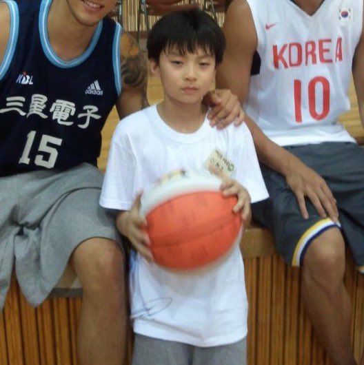 moreXmoriii's tweet photo. 어린현중이 사진 보다보면 찹쌀떡이 길고 얇아지는 과정같음..  아귀여웤 https://t.co/Q5zlzzK80G