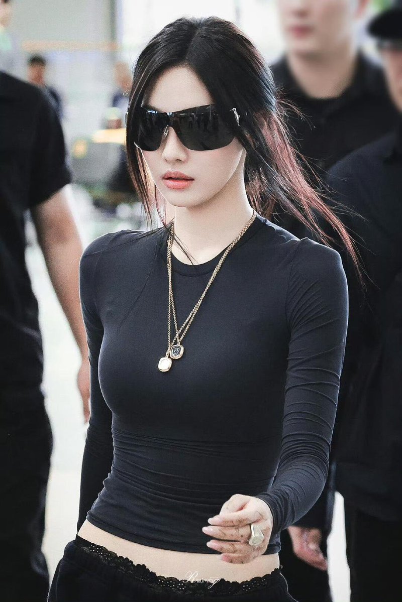 littlemeezsiw's tweet photo. DEMI APA aku butuh bgt tau bra yg mereka pake😭 bajunya udah ngetat pres badan begitu tapi asli ga ada jiplakan bra sama sekali woyyy, rahasianya apa Pliss?! https://t.co/KymdPDe2vb
