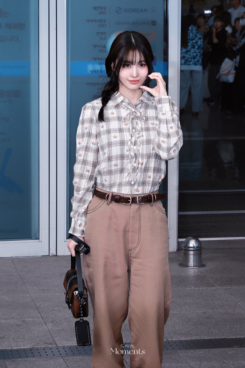 LookAtMo_1109's tweet photo. 260921 ICN
밀라노 파이팅 ദി˶•̀֊•́)✧ 

#트와이스 #TWICE #トゥワイス 
#모모 #MOMO #モモ https://t.co/EECeFt3dn9