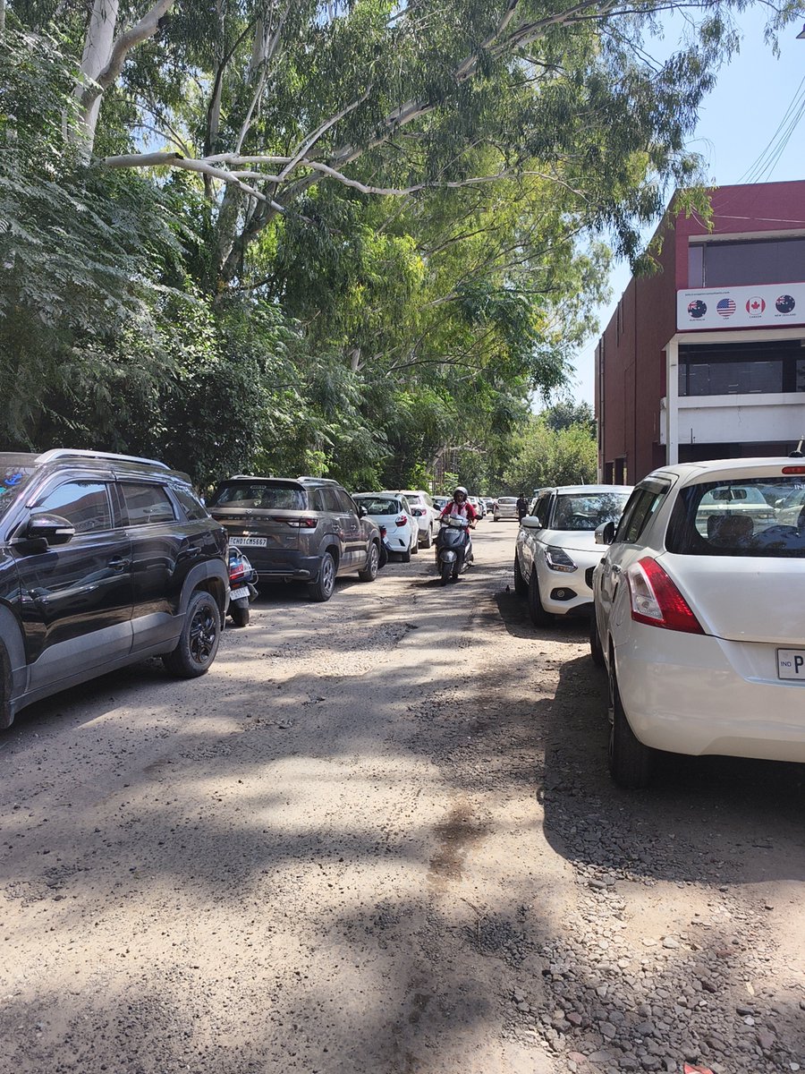 advsbhardwaj's tweet photo. @trafficchd @ssptfcchd again roads blocked by parking vehicle on roads behing sector 9 market https://t.co/KZLXsUoZoT