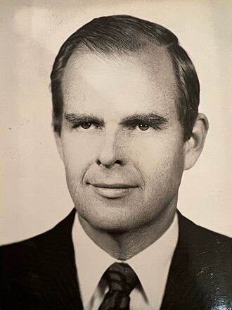 HistDyplomacji's tweet photo. 23 IX 1987 Polska Rzeczpospolita Ludowa i Stany Zjednoczone uzgodniły wzajemną wymianę ambasadorów. Od czasu wprowadzenia w PRL stanu wojennego placówkami dyplomatycznymi obu państw kierowali chargé d’affaires.
Po odejściu ambasadora Francisa J. Meehana w okresie wprowadzania stanu wojennego oraz późniejszej odmowie władz polskich przyjęcia wyznaczonego przez USA jego następcy, Stany Zjednoczone nie miały w Polsce stałego przedstawiciela dyplomatycznego w randze ambasadora. Stosunki polsko-amerykańskie znajdowały się wówczas w najgorszym okresie w swojej historii. We wrześniu 1983 r. prezydent Ronald Reagan skierował do Polski Johna R. Davisa Jr., który objął funkcję chargé d’affaires Stanów Zjednoczonych.
W lutym 1987 r. rząd Stanów Zjednoczonych zniósł sankcje nałożone na Polskę po wprowadzeniu stanu wojennego i represjach władz PRL wobec „Solidarności”. Następnie władze PRL zgodziły się na podniesienie rangi przedstawicielstwa dyplomatycznego USA. 17 III 1988 Davis złożył listy uwierzytelniające, obejmując urząd Ambasadora Nadzwyczajnego i Pełnomocnego Stanów Zjednoczonych w PRL.
Funkcję tę sprawował do 1990 r. W tym okresie wspierał „Solidarność” oraz działania na rzecz przeprowadzenia w Polsce wolnych wyborów.
Były dyrektor Wywiadu Narodowego USA Dan Coats wymienił Davisa jako czwartą — obok Lecha Wałęsy, Michaiła Gorbaczowa i papieża Jana Pawła II — osobę, która odegrała, w jego ocenie, „najbardziej kluczową rolę w doprowadzeniu do upadku komunizmu w Europie Wschodniej”.
Od grudnia 1987 r. ambasadorem PRL w Stanach Zjednoczonych był Jan Kinast. Funkcję tę sprawował do 8 VIII 1990.
Zdj.: John R. Davis Jr. (domena publiczna); John R. Davis Jr. podczas mszy upamiętniającej pierwszą rocznicę śmierci księdza Jerzego Popiełuszki, październik 1985 r. W rzędzie za nim Lech Wałęsa i Tadeusz Mazowiecki (domena publiczna); Prośba o agrément dla ambasadora USA Johna R. Davisa, 23 IX 1987 (Archiwum MSZ, 35/90, W-4).