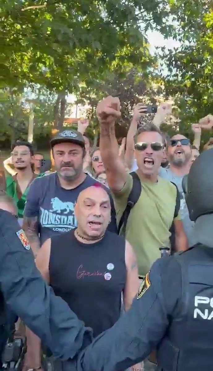 Lexy4nt_'s tweet photo. @VOX_Europa_ ¿Por qué se les permite a estos 
mugrientos fascistas, boicotear 
el acto de Vox?
Después se les llena la boca con:
Vox violentos, fascistas, ultras,
antidemocráticos.., solo saben
odiar.., intolerantes..
Una vez más, se puede ver que 
todo eso de lo que acusan a Vox,
son ellos. https://t.co/JT5Pfh14qK