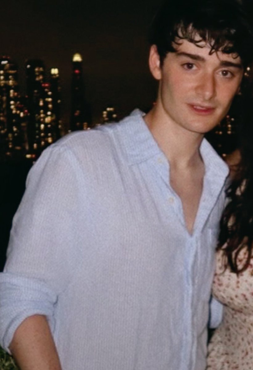 miils_peach's tweet photo. that shirt, his hand in his pocket and him standing against the backdrop of the city at night omfg he looks absolutely perfect 🤩 https://t.co/VQetuNCJxP
