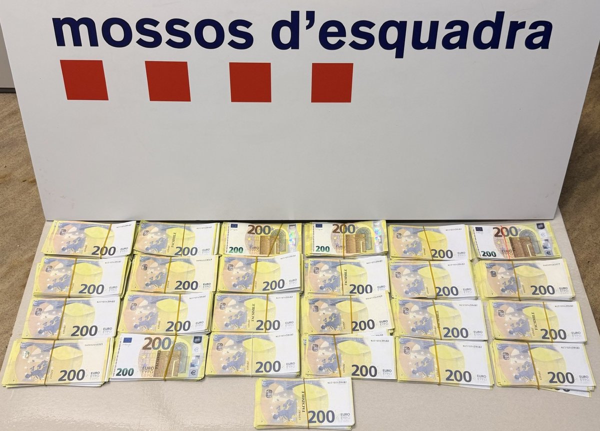 mossos's tweet photo. 💰 Aturem un vehicle a Girona, a dins hi trobem 25 feixos de bitllets de 200 euros. També hi trobem una màquina per comptar-los. 

Després de comprovar els diners, veiem que quasi 250.000 euros són falsos. Detenim el conductor del cotxe per falsificació. https://t.co/74Mu796N5m