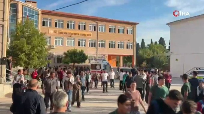 Junior06__'s tweet photo. Manisa'da liseye saldırı:
En az 4 öğrencisi yaralandı

Manisa'nın Turgutlu ilçesinde bir lisede sabah saatlerinde saldırı meydana geldi.

#Manisa https://t.co/iGIbVoHNCi