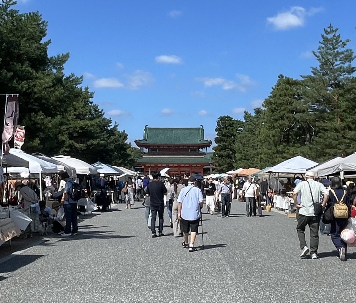 hirax's tweet photo. 参考資料を読みに京都府立図書館。その途中で、東本願寺や岡崎公園での出店を眺める。 https://t.co/WiXUvUd4Vh