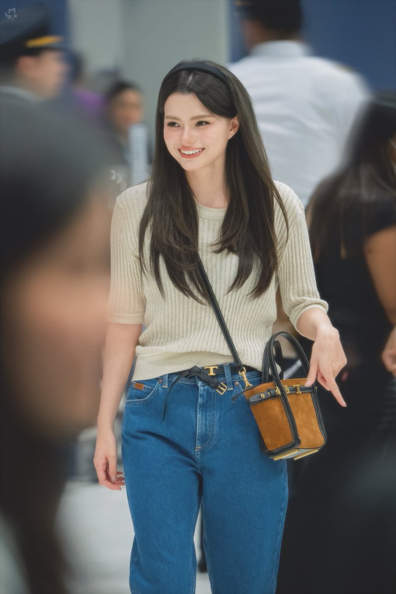 Kauw_Brotchen's tweet photo. ตัวเม่านี้เองแต่เก่งมากๆแล้วน้า ภูมิใจในตัวเองเยอะๆเลยนะคะ 🪽✨

REBECCA FLY TO MFW
#BeckyxMFWTodsSS27 #beckysangels
#BeckyArmstrong #MilanFashionWeek https://t.co/lyhEBw50vM