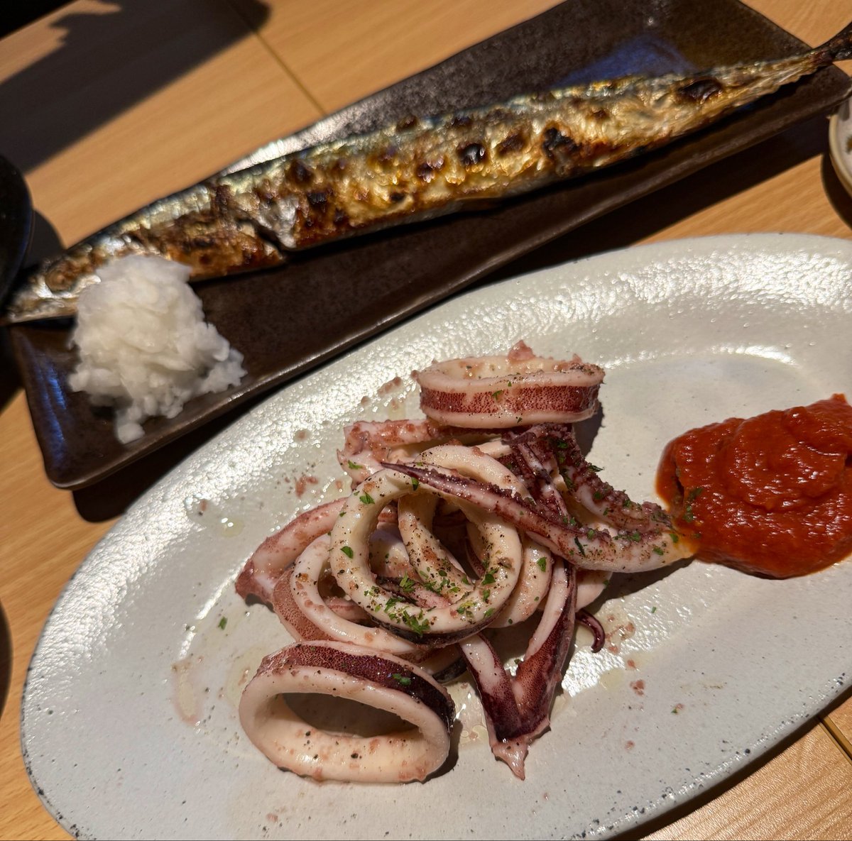 bfren_0024's tweet photo. 秋を感じる🐟

秋刀魚と🐙

良質なタンパク質で今日も筋肉に栄養注入🍺 https://t.co/lMsR8DVjgu