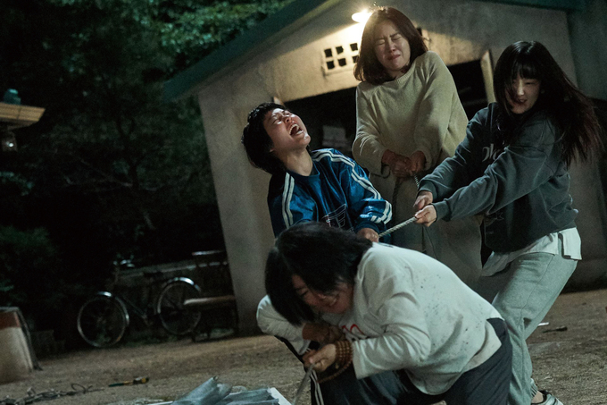 cine21_editor's tweet photo. 잔혹한 세상에서 어머니는, 이지현 평론가의 <경주기행>

"사회의 잔혹함이 품고 있는 비통함과 성스러움의 사이, 어머니가 상징하는 우리 삶의 중요성을 당연한 것이라고 말하지 말아야 할 것이다."

https://t.co/8ud3yn0smF https://t.co/4W0N1m4qZj