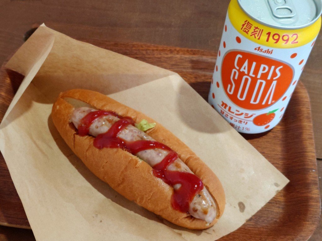 Taka_Sai's tweet photo. 今更知ったんだけどここの軽食コーナー、以前は沼津バーガーの運営会社がやってたそうで、その会社はご存知の通り残念な事になったので今はメニューがちょっと変わったのよね
と言う事で「深海魚ホットドッグ」😋
魚肉ソーセージみたいな味したｗ
–道の駅 くるら戸田 https://t.co/RErOvGzbQW