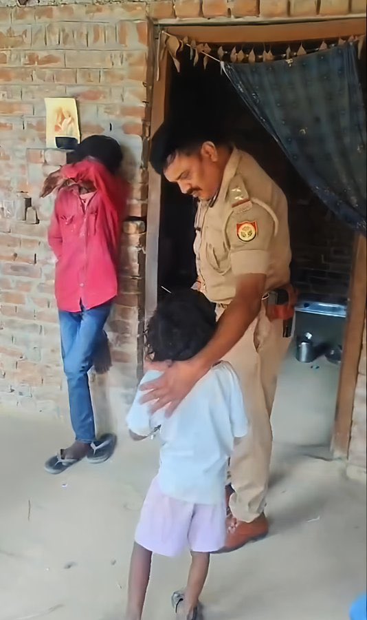 SajjanBhad818's tweet photo. ये कहानी उत्तर प्रदेश पुलिस के दरोगा श्री लक्ष्मीकांत सेंगर जी की है,शायद इसीलिए इसे सिर्फ़ एक पुलिस कार्रवाई कह देना इंसानियत के साथ नाइंसाफी होगी।

एक महिला रोती हुई दरोगा जी के पास पहुँची।
शिकायत थी कि उसका पति शराब पीकर उसके साथ मारपीट करता है लेकिन उसकी शिकायत में सबसे दर्दनाक बात कुछ और थी।

साहब… घर में खाने को कुछ नहीं है। बच्चे भूखे हैं।

दरोगा जी ने सिर्फ़ शिकायत लिखकर कार्रवाई करने के बजाय महिला को वहीं बैठाया और खुद उसके घर पहुँच गए घर के अंदर का दृश्य देखकर कुछ पल के लिए वह भी खामोश रह गए एक कोने में भूख से बेहाल बच्चे बैठे थे आंखों में सवाल था…

आज खाना मिलेगा या नहीं?

घर में राशन का एक दाना तक नहीं था जिस वर्दी में अक्सर लोगों को सिर्फ़ कानून की सख्ती दिखाई देती है, उस दिन उसी वर्दी के पीछे छिपा एक इंसान सामने आया।

दरोगा जी ने बिना किसी दिखावे के बच्चों के लिए खाने-पीने का इंतज़ाम कराया, जरूरत के कपड़े दिलाए और उनकी भूख मिटाई फिर उस शराबी पिता के पास बैठकर उसे डांटा नहीं…समझाया कहा कि शराब के पीछे भागते-भागते वह उस घर को क्यों उजाड़ रहा है, जहां उसके अपने बच्चे दो वक्त की रोटी के लिए तरस रहे हैं।

शायद उन शब्दों ने वह कर दिया, जो कोई डांट या सजा नहीं कर सकती थी उस आदमी की आंखों से आंसू निकल पड़े जिस आदमी के हाथ शराब के नशे में अपनी पत्नी पर उठते थे, उसी के हाथ उस दिन शर्म से जुड़ गए।

उसने वादा किया कि वह अपने परिवार को इस तरह दोबारा नहीं तड़पाएगा कानून अपना काम करता है लेकिन कभी-कभी कानून की वर्दी के भीतर इंसानियत का हाथ भी उतना ही जरूरी होता है शायद दरोगा लक्ष्मीकांत सेंगर जी चाहते तो सिर्फ़ शिकायत दर्ज करके चले जाते शायद वह सिर्फ़ पति को पकड़कर कार्रवाई कर सकते थे।

लेकिन उन्होंने उससे आगे जाकर देखा उन्हें एक आरोपी नहीं, एक टूटता हुआ परिवार दिखाई दिया उन्हें एक शिकायत नहीं, भूख से बिलखते बच्चे दिखाई दिए।

और उस दिन एक पुलिसकर्मी ने सिर्फ़ ड्यूटी नहीं निभाई
एक घर को बिखरने से बचाने की कोशिश की।

सेंगर साहब, आपकी वर्दी पर लगी नेम प्लेट तो बहुत लोग देखेंगे लेकिन उस दिन आपके भीतर जो इंसान दिखाई दिया…उसे शायद वे बच्चे जिंदगी भर नहीं भूलेंगे। ❤️
