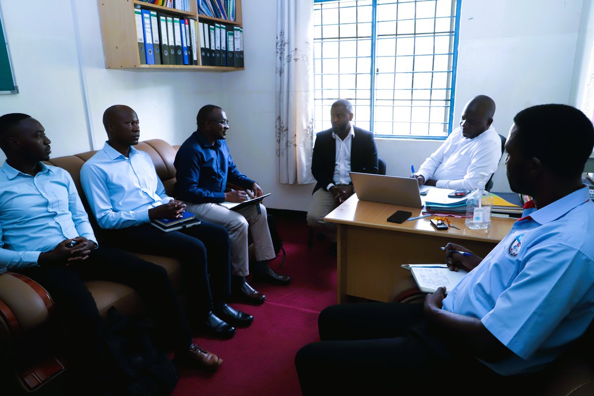 MJAPUg's tweet photo. 📍 𝐂𝐨𝐮𝐫𝐭𝐞𝐬𝐲 𝐂𝐚𝐥𝐥 | 𝐊𝐚𝐦𝐮𝐥𝐢 𝐒𝐮𝐛-𝐑𝐞𝐠𝐢𝐨𝐧

The LPHS-EC team has paid a courtesy call to the District Health Officer (DHO), Kamuli, as part of the ongoing Kamuli Sub-Regional Milestone Dissemination and Readiness Meeting.
@Makerere https://t.co/gwiGMWW7oI