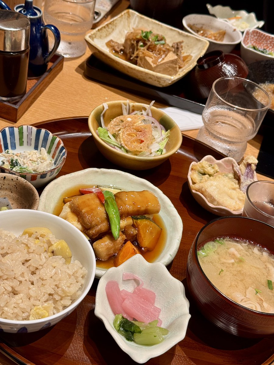 12maripo14's tweet photo. 昨日は冊子の特典をGETするため、ちいかわ3回目の鑑賞🎬 味噌漬け設定になる前が「チョキチョキ🦀」なのはシュールで残虐すぎてwwwww ナガノ先生は流石すぎました。
ランチはこむちゃん（@shoko_com_0810）情報で寅福さんへ🍚🥢 人生で初めて栗ごはんが美味しいと思った https://t.co/9XcvmbDLGH
