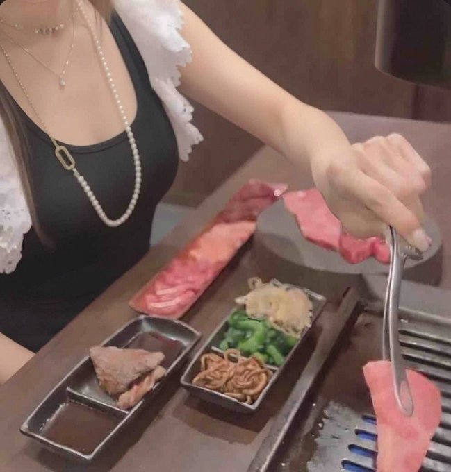 jujududuu's tweet photo. 私から焼肉デートのお誘いがあったら…

嬉しいですか？🥺💗 https://t.co/HWBWi8e3ks