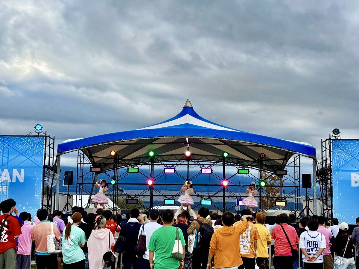 nmb48_official's tweet photo. 🐇♡ 2026.9.22
SPARK 2026 in YAMANAKAKO
in 山中湖交流プラザきらら（BOTAN STAGE）
• .ྀིྀི ┈┈┈┈┈┈┈┈┈┈┈┈┈┈┈┈┈ • .ྀིྀི 

♡めるみみ♡ をお楽しみいただいた皆さま！
ありがとうございました 🥐 ✩⡱

▼ セットリスト ▼
01.アーモンドクロワッサン計画
02.落とし穴
03.恋を急げ
04.恋のヘタレ
05.僕だけのSecret time
06.カワイイは世界を救う

▼ MVはこちら ▼
https://t.co/WqlxRx0hcX…

#NMB48 #めるみみ #SPARK2026