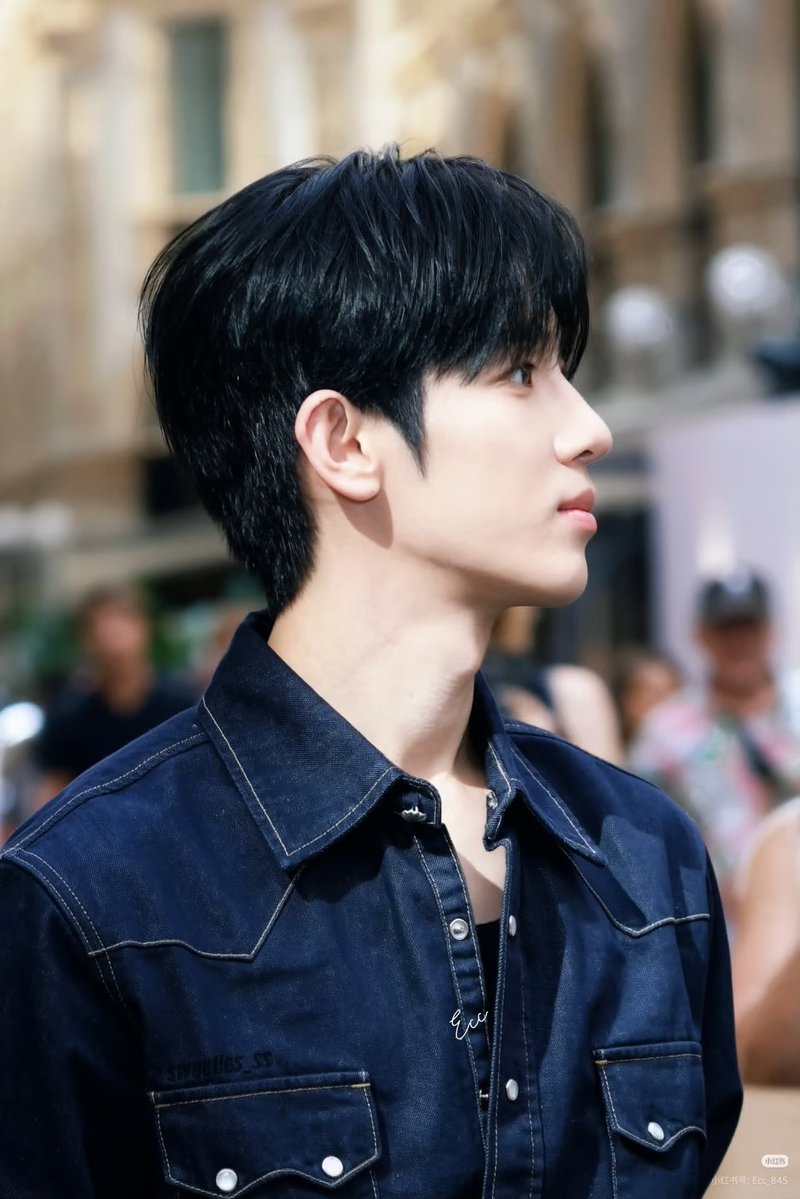 keopsw_'s tweet photo. Mới dạo đường phố thôi mà bắn ảnh cỡ này rồi. Park Siwoo cười là xinh nhất. Yêu em bé của chị 🍀🍀🍀🍀
#SIWOO_IN_MILANO #PARKSIWOO https://t.co/fMMopQtp0h