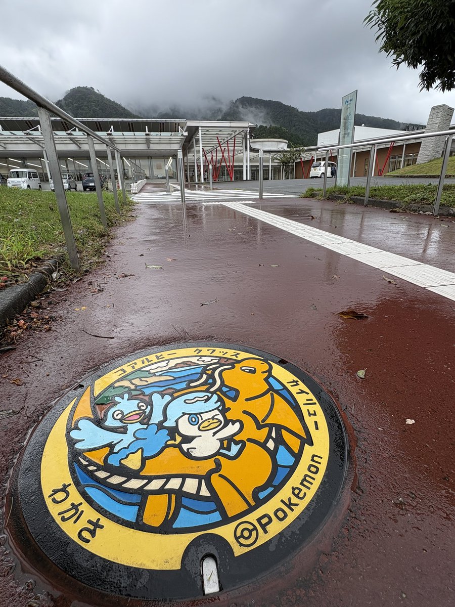 twbomby's tweet photo. 福井県続き
ご当地ピカチュウも光ってくれました✨
#ポケふた　#ポケモンGO https://t.co/sBDgd6GWj5