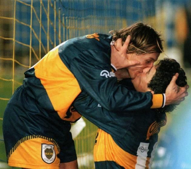Bariewnaed's tweet photo. Omg😭 they kissed to protest against the Argentina’s team coach that said he wouldn’t accept homosexual players in his team and is against long hair and earrings for players
Maradona promised he’d kiss him if Caniggia scored and he did https://t.co/SjmxLU2ASj