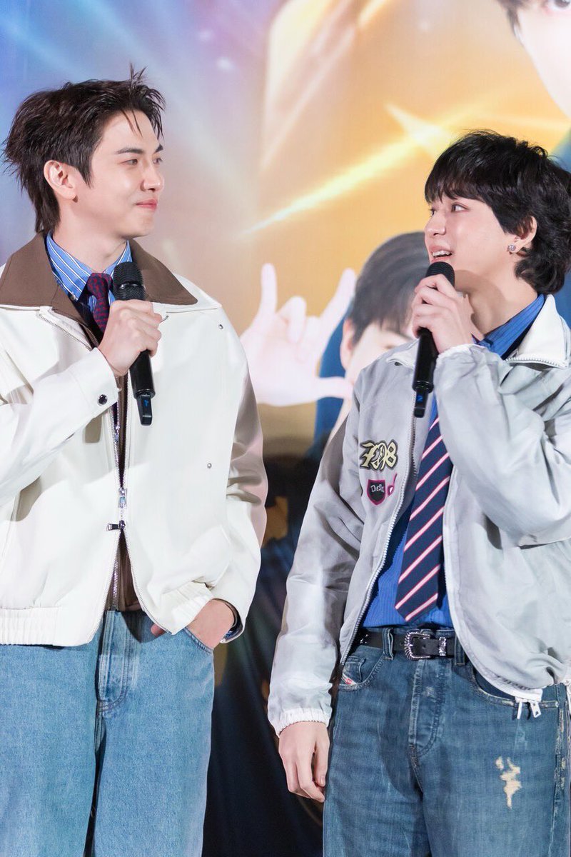 LookAround_TH's tweet photo. สาดไปสมาชิก! “แม็กกี้-บาส” นำทีมขี้ซุยบราเธอร์ส ปิดโรงเสิร์ฟความฟิน ส่งท้ายซีรีส์กระแสแรง  WeTV Original “ซอโซ่ล่ามธีร์ Be My Player Two” พร้อมเซอร์ไพรส์ใหญ่ประกาศจัดงานแฟนมีตติ้ง 8 พฤศจิกายนนี้!

🔗 https://t.co/yknTrpT0H2

#ซอโซ่ล่ามธีร์FinalEP #ซอโซ่ล่ามธีร์ #BeMyPlayerTwo 
#maxky_rp #bbasjtr
#แม็กกี้บาส #maxkybas 
#WeTVth #WeTVOriginal #studiowabisabi

เมื่อวันพฤหัสบดีที่ 17 กันยายน 2569 ณ Siam Pavalai Royal Grand Theatre ชั้น 6 Siam Paragon, WeTV แพลตฟอร์มวิดีโอสตรีมมิงที่รวบรวมสุดยอดความบันเทิงคุณภาพแห่งเอเชีย จัดงาน “ซอโซ่ล่ามธีร์ Final EP: ONE MORE ROUND” พาแฟน ๆ มาร่วมส่งท้ายซีรีส์กระแสแรง WeTV Original “ซอโซ่ล่ามธีร์ Be My Player Two” ท่ามกลางเหล่าแฟนคลับที่มาร่วมเป็นส่วนหนึ่งของค่ำคืนแห่งความประทับใจอย่างคับคั่ง พร้อมร่วมลุ้นบทสรุปของทีมขี้ซุยบราเธอร์สไปพร้อมกับเหล่านักแสดงแบบเต็มอิ่ม