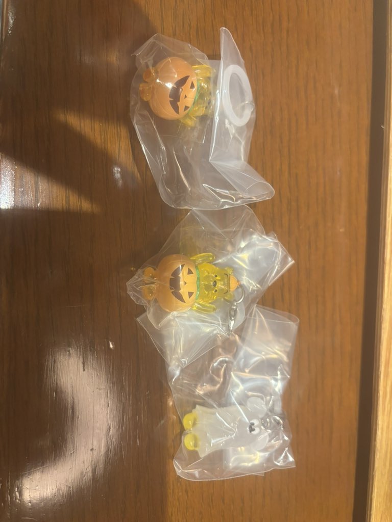 pradaprincesana's tweet photo. 交換 ディズニーキャラクター めじるしアクセサリー HALLOWEEN ハロウィン　ヒスミニ

譲　プー、ミッキー

求　ヒスミニ　

比率違い○

異種交換で難しいとは思いますが、よろしくお願いします🙇‍♀️ https://t.co/cA5WGHqj1U