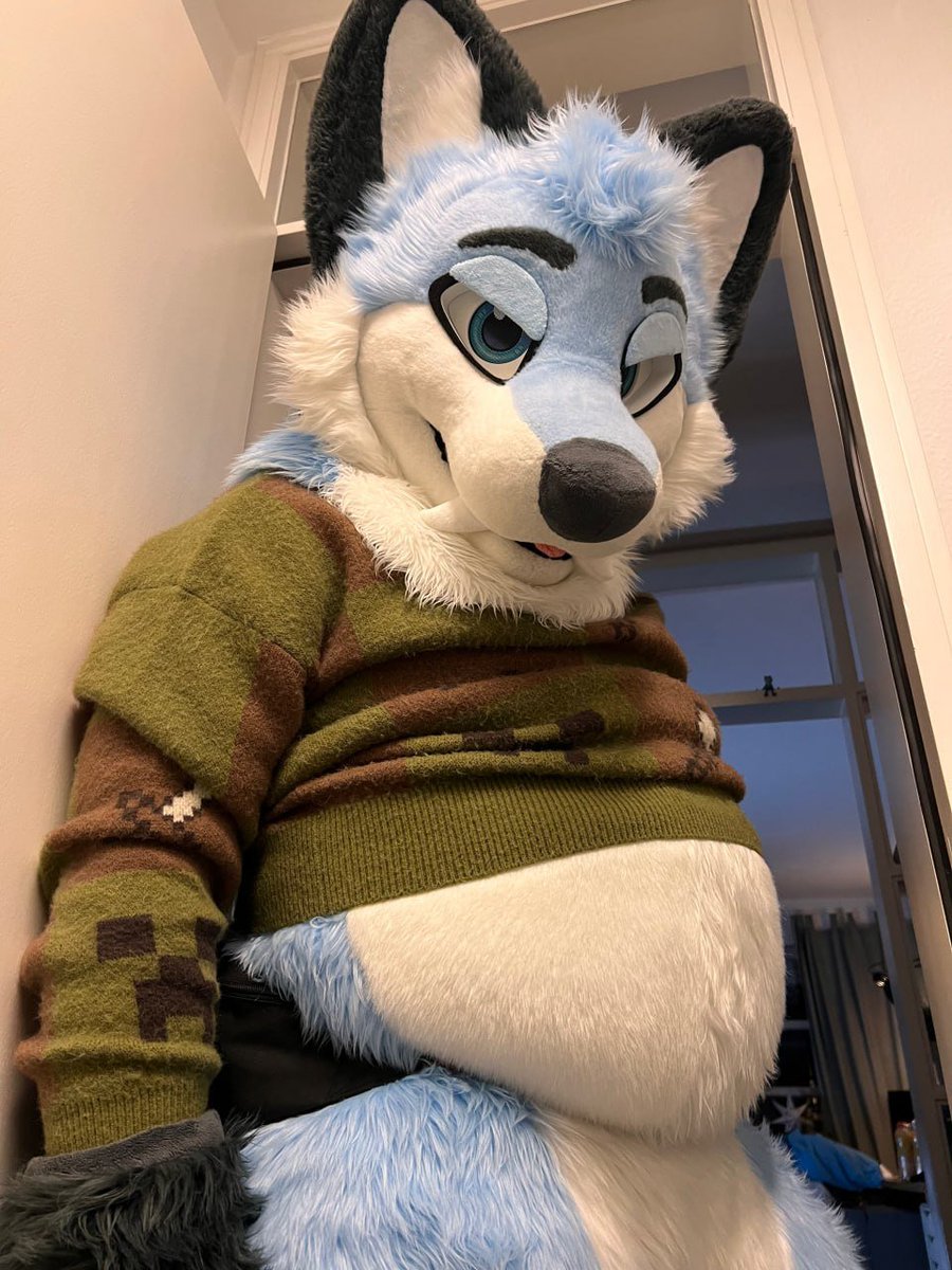 ThatAeroFox's tweet photo. Does this angle make my tummy look big?
#TummyTuesday https://t.co/77bhPJQcUx