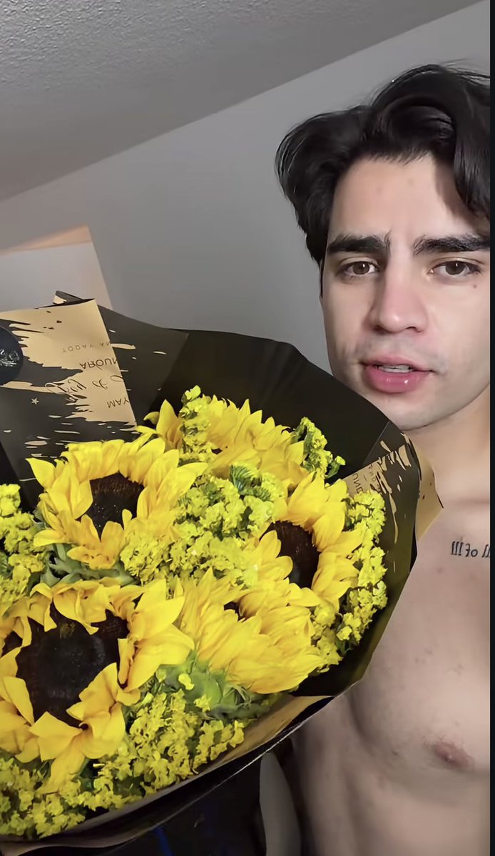 MMercurials's tweet photo. ¿Cómo pasaron tan rápido de este momento? Nos dio combo matador y ustedes peleando 🤤

#Floresypezon 
#AaronMercury
#Yanopeleesamor https://t.co/6dr5jYqmBJ