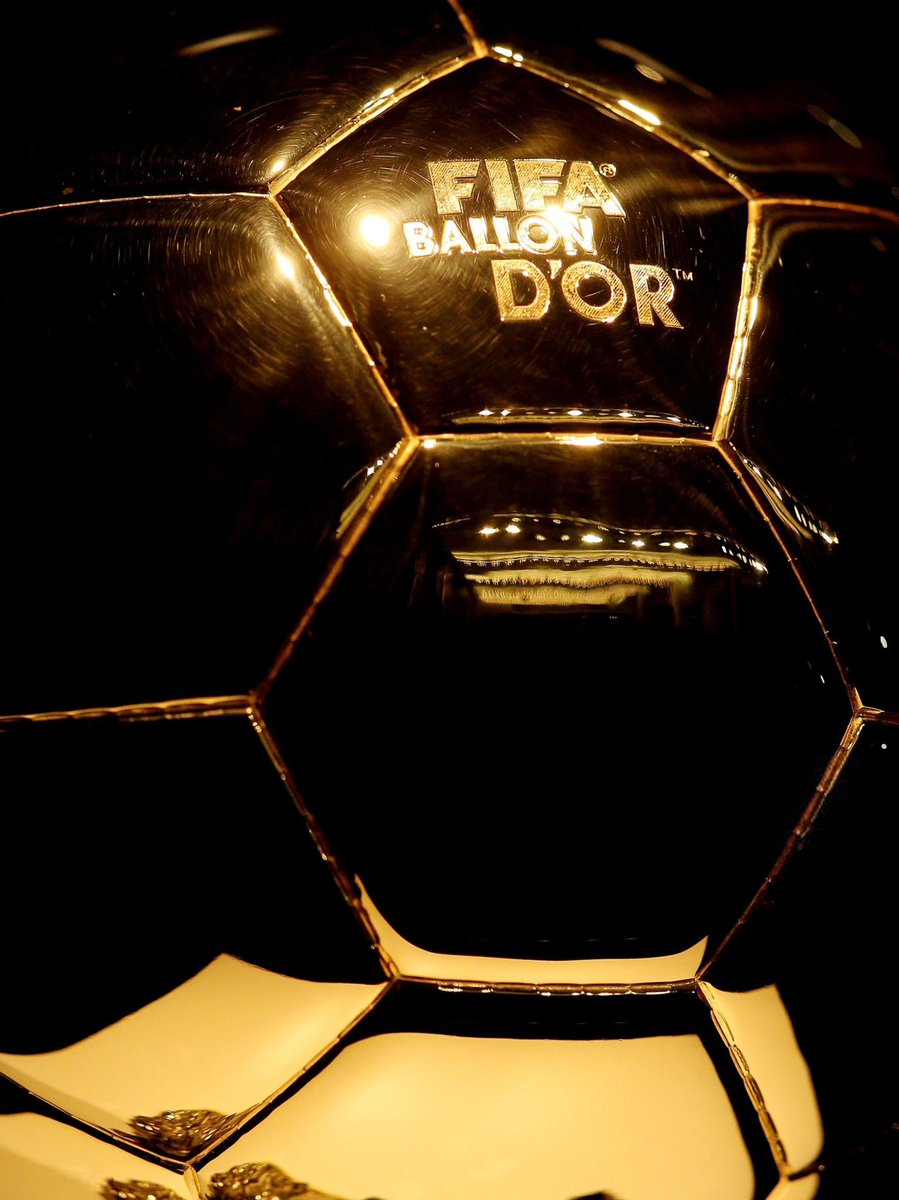 ActuFoot_'s tweet photo. 🚨 Kylian Mbappé 🇫🇷 espère DÉDICACER LE BALLON D’OR 🌕 AU CONTINENT AFRICAIN 👇 :

« J’ai toujours eu une éducation qui a eu une culture africaine, même si je suis né en France et j’ai tout fait en France.

JE N’AI JAMAIS COUPÉ LE LIEN AVEC MES RACINES, MES ORIGINES.

Ça fait partie des valeurs qu’on vous inculque. 

Je suis retourné au Cameroun 🇨🇲 il n’y a pas longtemps, j’y allais quand j’étais petit, J’AI PASSÉ UN SUPER MOMENT.

À chaque fois que je vais en Afrique, je suis toujours bien reçu, JE RESSENS L’AMOUR DES GENS. […]

Un message pour les votants africains au Ballon d’Or 🌕 ?

Déjà, les remercier pour le soutien durant toutes les années. Je me suis toujours senti très aimé à chaque fois que j’ai mis le pied dans le continent africain.

Je pense que, ayant des origines africaines, ÇA FAIT TOUJOURS PLAISIR QUE DES GENS M’ASSOCIE AU BALLON D’OR.

Je les remercie pour tout et J'ESPÈRE POUVOIR REPARTIR AVEC LE BALLON D'OR ET D'UNE MANIÈRE OU D'UNE AUTRE, JE POURRAIS LEUR DÉDICACER À EUX AUSSI. »

🎙️ RFI