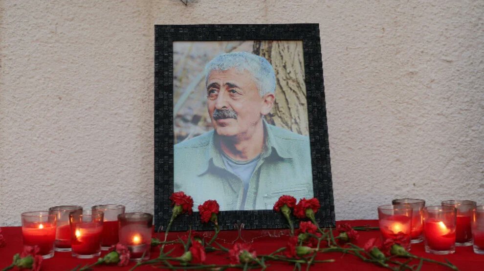 Erdalernow's tweet photo. Demokratik Alevi Federasyonu (FEDA) ve Demokratik Alevi Kadınlar Birliği (DAKB), PKK’nin kurucu önderlerinden Rıza Altun’u şehadetinin 7’nci yıldönümünde andı.

FEDA ve DAKB, Paris bölgesinde 25 Eylül’de düzenlenecek anmaya katılım çağrısında bulundu. https://t.co/fzTiYtNTbo