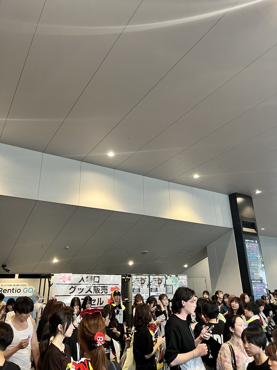 naaaoki1021's tweet photo. @chapiota_trade 階段横着きました！
どのあたりいらっしゃいますか？
私向かいのカプセルトイの当選ボードから見て、右斜め辺りにいます！ https://t.co/Uygv5HdGmg