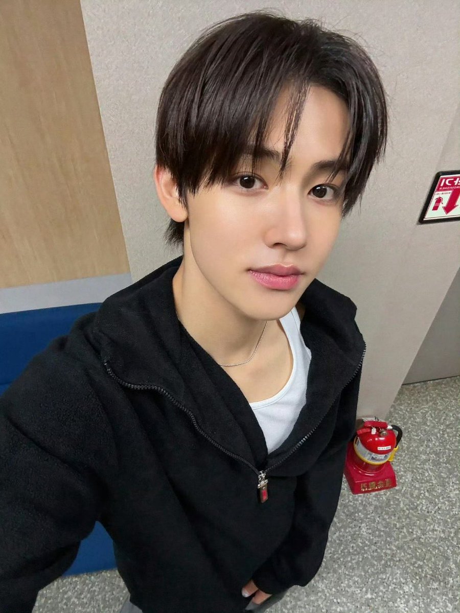 F32819882's tweet photo. @Seonghyeon_CN @Vicky0113seong Seonghyeon's MC era gives EOMUSE to every frame, EOMPACT to every moment. EOMSEAN brilliance keeps growing.

MC EOM TAKES OVER

#SEONGHYEONonAir
#ソンヒョン大活躍
#SEONGHYEON #성현 https://t.co/Xk468WRhUs