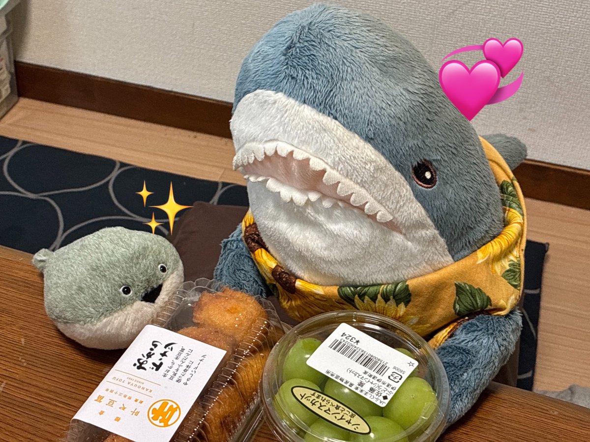 mekkiaji's tweet photo. 福島のシャインマスカットとおからドーナツにウキウキのIKEAの子サメちゃんたち https://t.co/YK2F2oRVdH