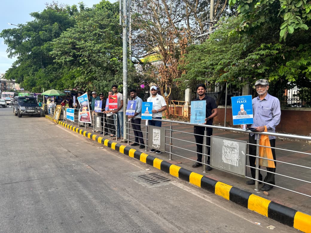 islaminind's tweet photo. On #InternationalDayOfPeace, the Ahmadiyya Muslim Community launched the "Stop WW3" awareness campaign across #India, spreading the message of peace, unity, and humanity. 🌍

🧵👇 

1. Mangalore

#StopWW3 campaign held in #Mangalore, #Karnataka, spreading the message of peace, unity & brotherhood.

#LoveForAllHatredForNone #Islam #Ahmadiyya #WorldPeace #WorldWar3