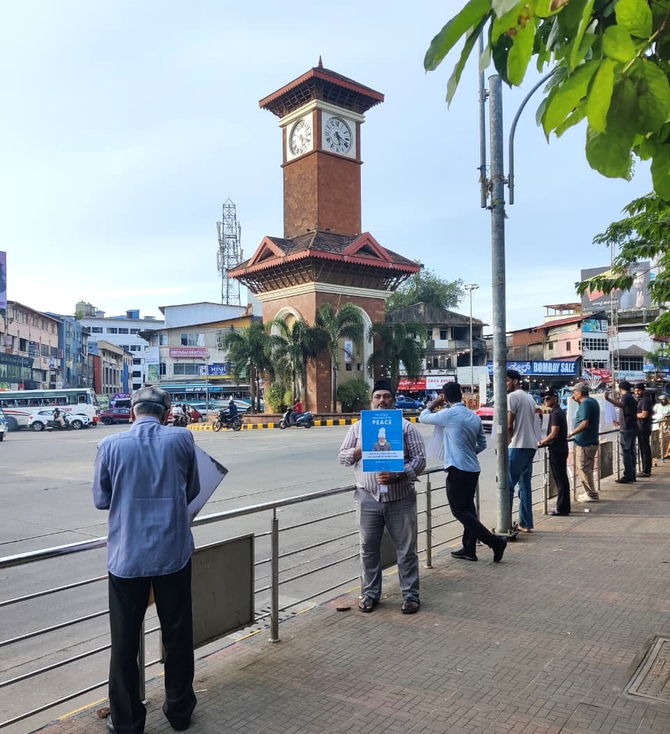 islaminind's tweet photo. On #InternationalDayOfPeace, the Ahmadiyya Muslim Community launched the "Stop WW3" awareness campaign across #India, spreading the message of peace, unity, and humanity. 🌍

🧵👇 

1. Mangalore

#StopWW3 campaign held in #Mangalore, #Karnataka, spreading the message of peace, unity & brotherhood.

#LoveForAllHatredForNone #Islam #Ahmadiyya #WorldPeace #WorldWar3