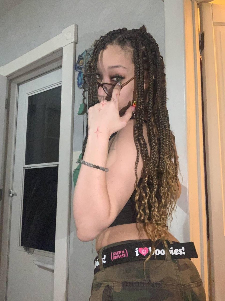 Delphirae_Xo's tweet photo. #AfterHours #MidnightVibe #DarkSide #Fetish
#FootFetish #FinancialDomination #CashSlave #Tribute
#AlphaFemale
Braided and unbothered 🖤 https://t.co/Ss6SgJfO4f