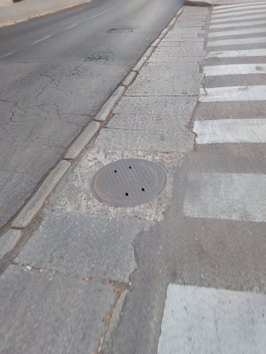 AVColmenarViejo's tweet photo. 🪨 Estas losas de piedra berroqueña las colocaron nuestros CANTEROS en C/San Sebastián  y sobrevivieron a otras obras. Ahora en una nueva remodelación de esta calle , ¿serán respetadas o eliminadas?  #ColmenarViejo no puede perder más patrimonio! https://t.co/nRCqMDA31T