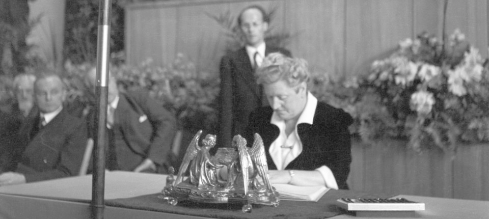 HeikeSpecht's tweet photo. Vor 130 Jahren wurde Elisabeth Selbert geboren. 
Ihr haben wir die Formulierung "Männer und Frauen sind gleichberechtigt" im Grundgesetz zu verdanken.
1948 wurde sie in den Parlamentarischen Rat gewählt. Für sie war klar: "Es ist eine Selbstverständlichkeit, dass man weitergehen https://t.co/J11LwkqpOB