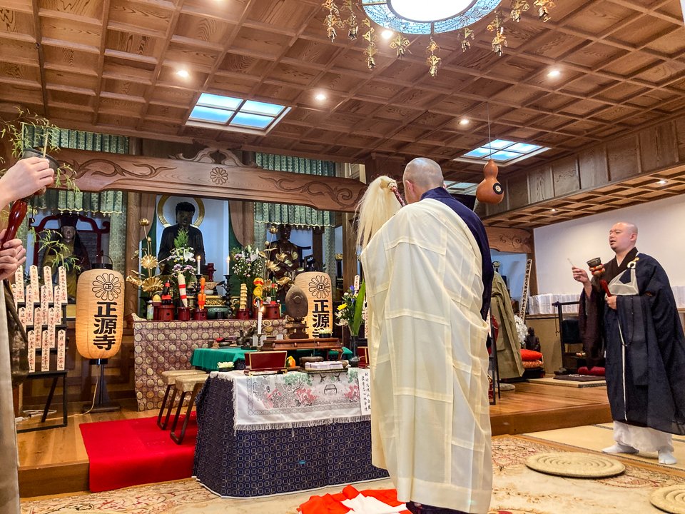 shougenji's tweet photo. 本日は本堂にて秋季彼岸会の法要を厳修いたしました。ご本尊も九州国立博物館より無事にお戻りになり、風が気持ちの良い穏やかな天気でしたので窓を開放してエアコン無しで執り行うことができました。
これより動画の編集を頑張りたいと思います。

#黄檗宗 #禅寺 #禅宗
#お彼岸 #秋彼岸 #施餓鬼供養 https://t.co/Ia8ZfRoYjw