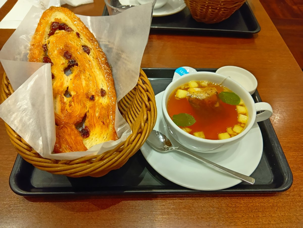 koma_ruucoco's tweet photo. #今日のおやつ

マスカットレーズンのガレット🍇
ふじりんごティー🍎

#DONQ
#カフェ好き 
#バックルームズ https://t.co/hZ3vnvpPo4
