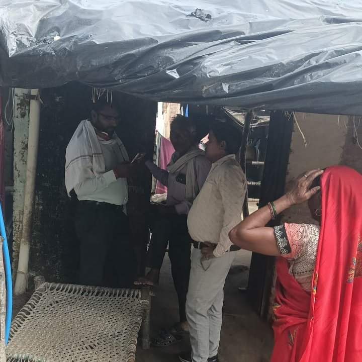 EDDSirsaganj's tweet photo. बकायेदार उपभोक्ताओं के घर-घर जाकर,  बिल का भुगतान शीघ्र करने हेतु सूचित/प्रेरित किया जा रहा है।
@UPPCLLKO
@MDDVVNL
@dvvnlagra
@dvvnlfirozabad https://t.co/7kAPriSwjK