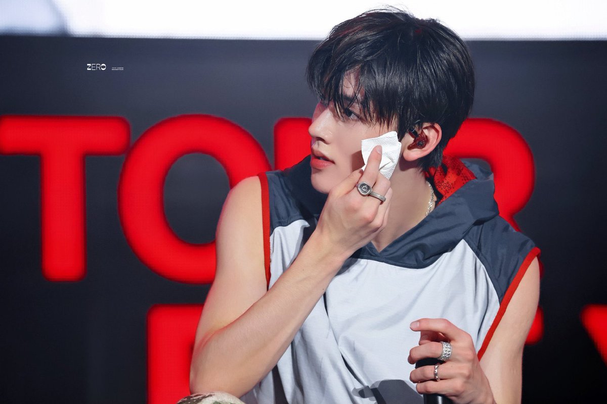 AngelaSher63181's tweet photo. @Uunnoooy2z Seonghyeon owns every second at the MC seat today, EOMSEAN’s confidence shines so bright, his quick responses show sharp EOMPACT, soft EOMUSE makes every moment feel warm

MC EOM TAKES OVER

#SEONGHYEONonAir
#ソンヒョン大活躍
#SEONGHYEON #성현 https://t.co/GTFEvuPXwJ