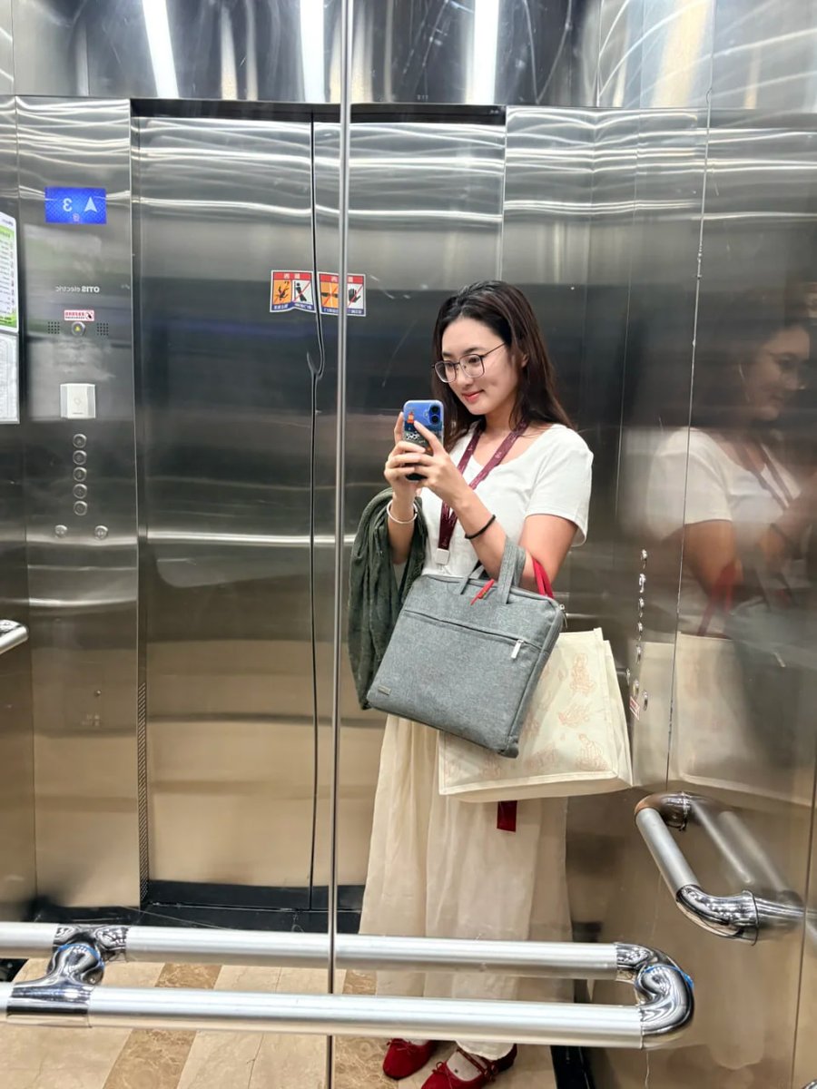 100billioon's tweet photo. 身材还算有料，皮肤也还行，表面看起来端庄，内心其实非常渴望。会有人想深入了解一下吗？？？ https://t.co/21G1kbXu02