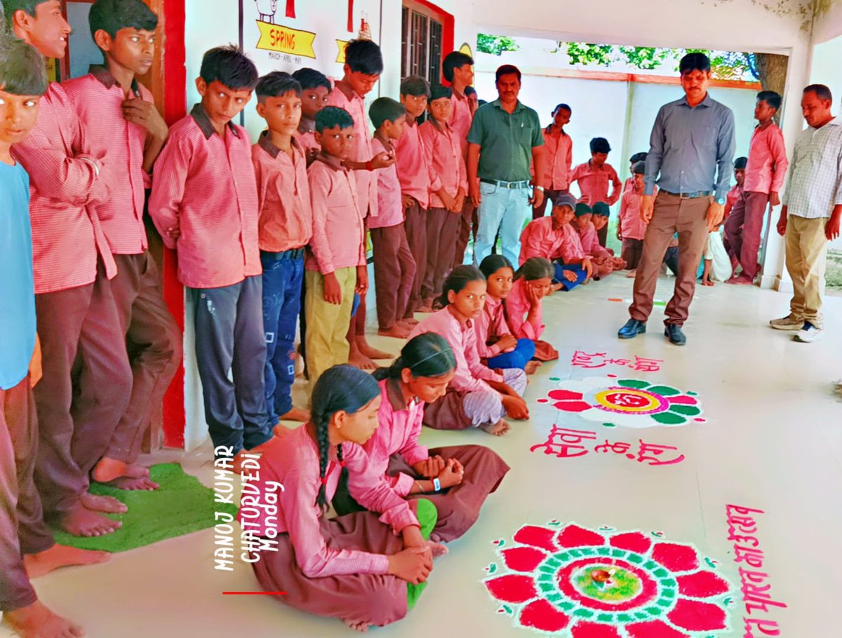 basicshiksha_up's tweet photo. रंगोली के रंगों में उभरी विकसित भारत की सुंदर तस्वीर

जनपद गोंडा के उच्च प्राथमिक विद्यालय बेलवा नोहर में आज दिनांक 21 सितंबर 2026 को ‘मेरे सपनों का भारत’ कार्यक्रम के अंतर्गत ‘सेवा के रंग, राष्ट्र के संग’ विषय पर रंगोली प्रतियोगिता का आयोजन किया गया। छात्र-छात्राओं ने अपनी रचनात्मकता और कल्पनाशीलता से प्रधानमंत्री उज्ज्वला योजना, शिक्षा के साथ संस्कार और विकसित भारत की परिकल्पना को रंगों के माध्यम से प्रस्तुत किया।

बच्चों की कलात्मक अभिव्यक्ति में सेवा, संस्कार और राष्ट्र निर्माण के प्रति सकारात्मक दृष्टिकोण दिखाई दिया। 

बेसिक शिक्षा विभाग, उत्तर प्रदेश द्वारा ऐसे रचनात्मक आयोजनों के माध्यम से विद्यार्थियों में सृजनशीलता, सामाजिक जागरूकता और राष्ट्रप्रेम की भावना को प्रोत्साहित किया जा रहा है।

#SchoolEducation #SamagraShiksha
 #25CroreBachchonKeSapnoKaBharat
 #SchoolsForViksitBharat
@GondaBsa