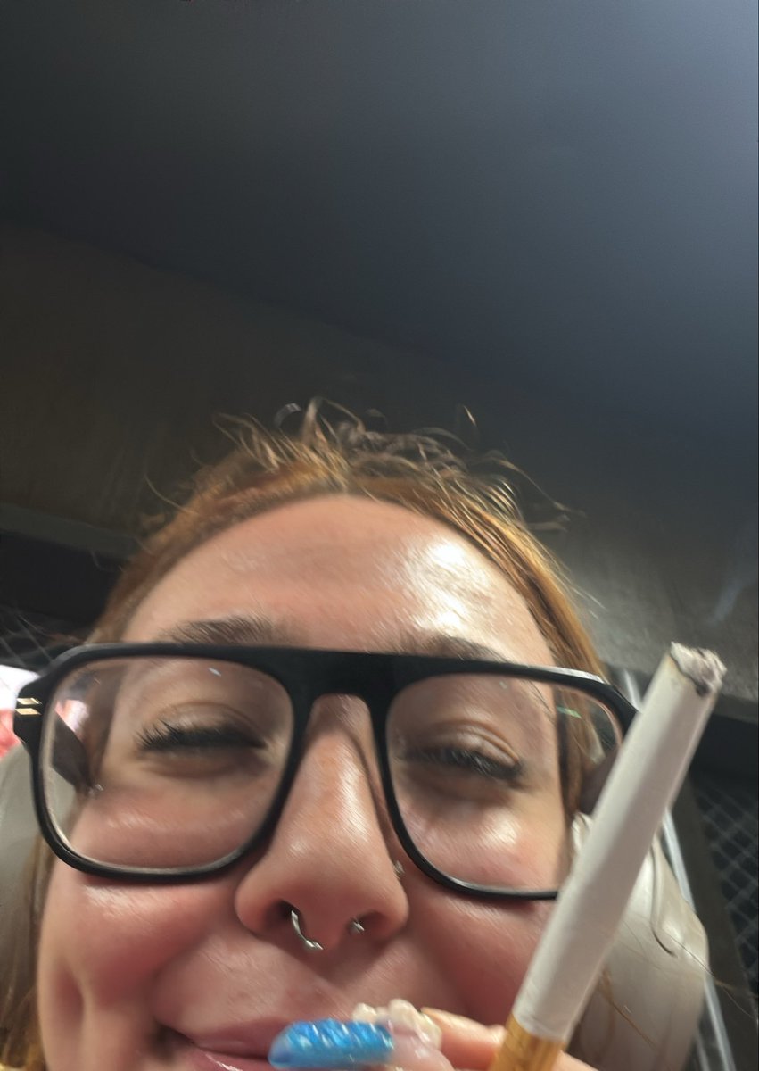 luvvmeryy's tweet photo. només se que soc igual de feliç a la meva vida com en aquest moment que vaig devorar un ramen quan em moria de gana i després vaig anar a fumar https://t.co/LG7M8oDO0i