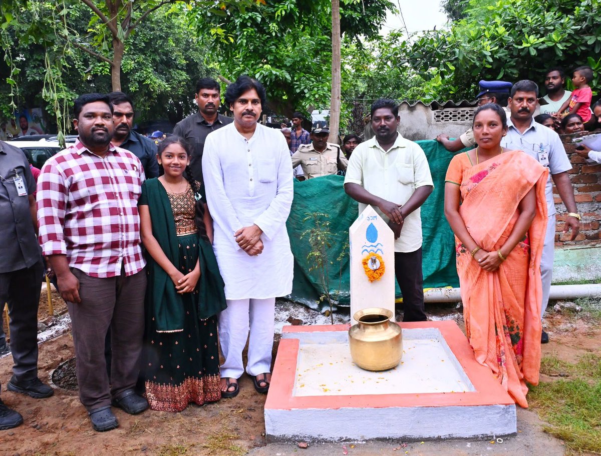 JanaSenaParty's tweet photo. ప్రజలందరికీ సురక్షితమైన, స్వచ్ఛమైన తాగు నీరందించేలా చర్యలు

నీటి సరఫరాలో నాణ్యతా లోపాలు లేకుండా నిరంతర పర్యవేక్షణ

ఆధునీకరించి నాగులాపల్లి సమగ్ర రక్షిత మంచి నీటి పథకాన్ని ప్రారంభించిన ఉప ముఖ్యమంత్రివర్యులు శ్రీ @PawanKalyan గారు 

దాదాపు రూ. 10 కోట్ల జేజేఎం-అమరజీవి జలధార నిధులతో నాగులాపల్లి మంచి నీటి పథకం పునరుద్ధరణ

ఉప ముఖ్యమంత్రివర్యుల ప్రత్యేక చొరవతో పనులు పూర్తి

52 ఆవాసాలు.. 97 వేల మందికి తాగునీటి కష్టాల నుంచి ఉపశమనం

 కొత్త నిర్మాణాలను పరిశీలించి.. స్వయంగా నీటి నాణ్యత పరీక్షించిన శ్రీ పవన్ కళ్యాణ్ గారు.