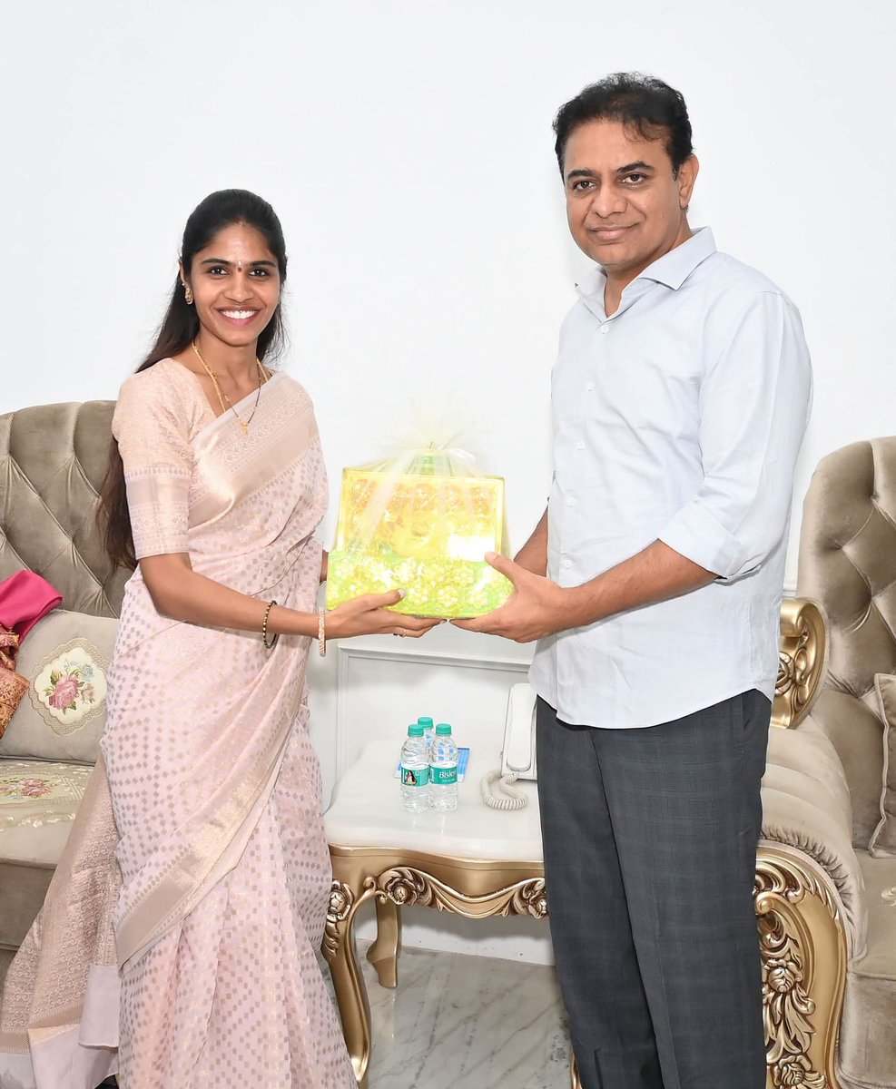 krupavarma0009's tweet photo. Happiest Born Day.. Madam.. @hema_samala 💐💐🎉🎉🎊🎊🎂✨ https://t.co/F6f9t5yGrQ
