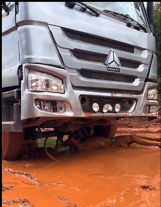 _Mr_Richard's tweet photo. See as e dey roll for mud to fix a truck just to put food on the table😭 https://t.co/VYtZwJFJcO
