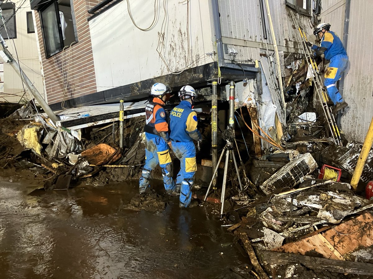 NPA_saigaiKOHO's tweet photo. 台風25号により神奈川県や千葉県で発生した土砂災害の現場では、県警の機動隊等が懸命に救助活動に当たっています。
台風が過ぎ去った後も大雨により地盤が緩んでいる可能性がありますので、引き続き土砂災害に注意してください。 https://t.co/M4I9kmPOSx